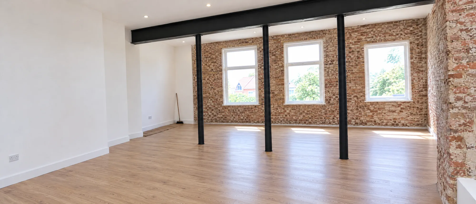 Illustration, après&nbsp;: la même pièce en fin de travaux, vide, murs finis et parquet posé