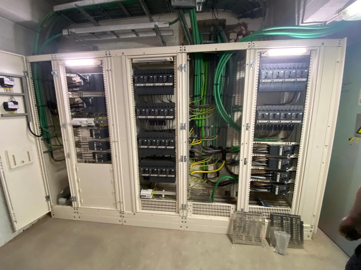 Armoire électrique d'un site professionnel câblée par Cube Concept