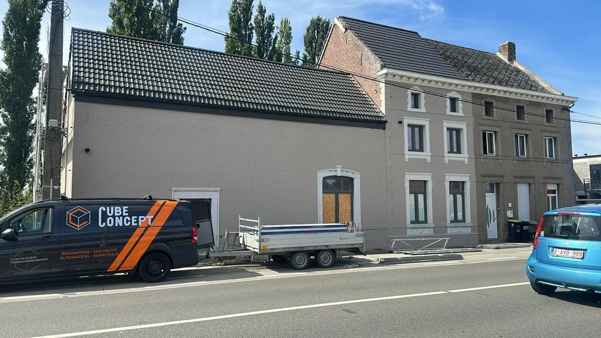 Façade rénovée, camionnette Cube Concept garée devant