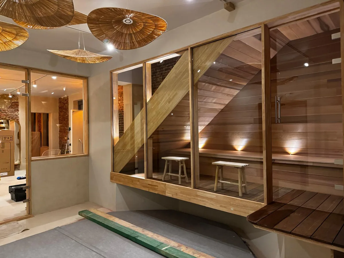 Sauna en bois et verre réalisé sous un escalier