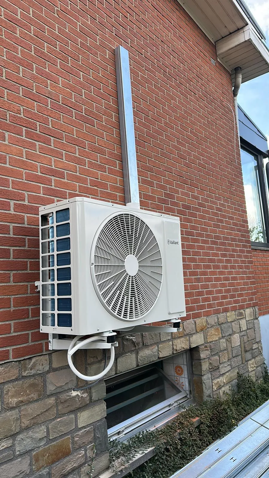 Unité extérieure Vaillant posée sur une façade en brique